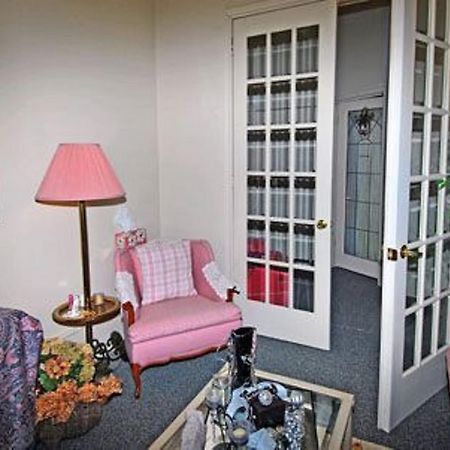 Sommerville Court Motel Bed & Breakfast Lucknow Exteriér fotografie