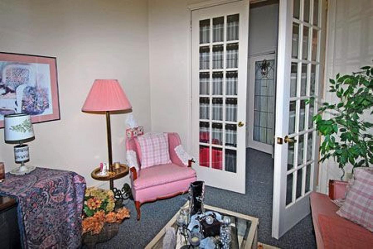 Sommerville Court Motel Bed & Breakfast Lucknow Exteriér fotografie